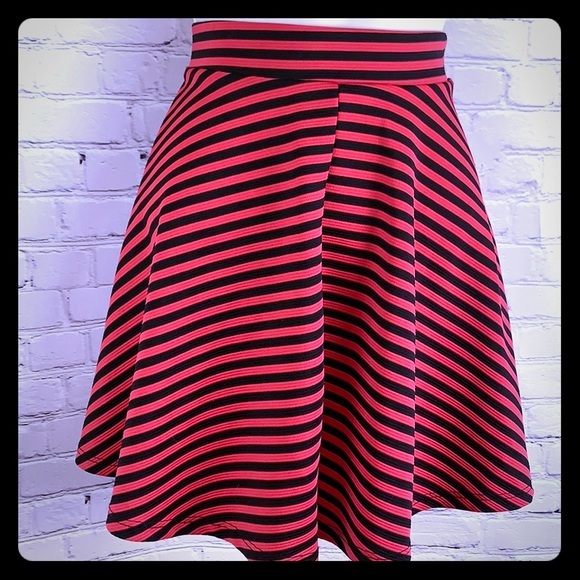 2 pieces: Red & Black Stripe Circle Skirt Small & pleather red stud clutch purse - Picture 1 of 11